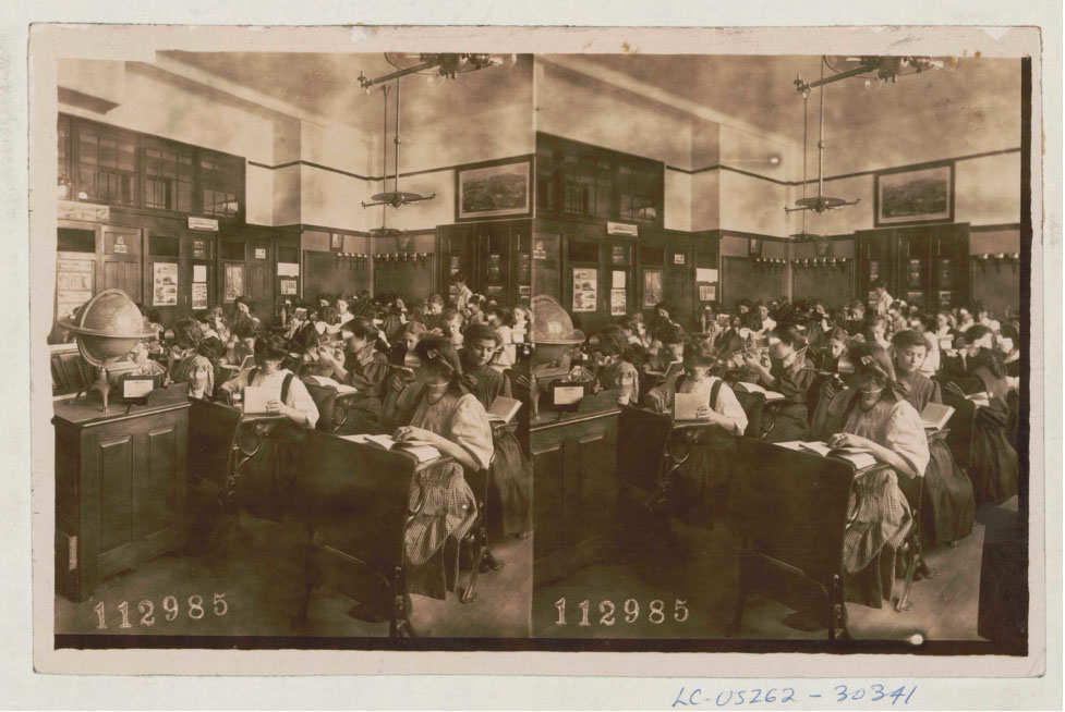 Figure 2: Students view stereographs through stereoscopes in 1908. https://www.loc.gov/pictures/item/2015652302/